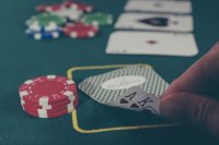 Zo speel je baccarat en waarom iedereen er nu voor valt