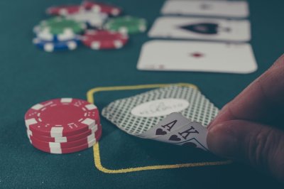 Zo speel je baccarat en waarom iedereen er nu voor valt